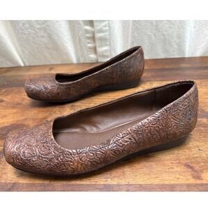 Yuu Impress Women's Brown Embossed Floral Faux Leather Slip-On Shoes Size 7 1/2